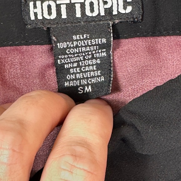 Red and Black Sleeveless Blouse with Peter Pan Collar - Picture 6 of 6